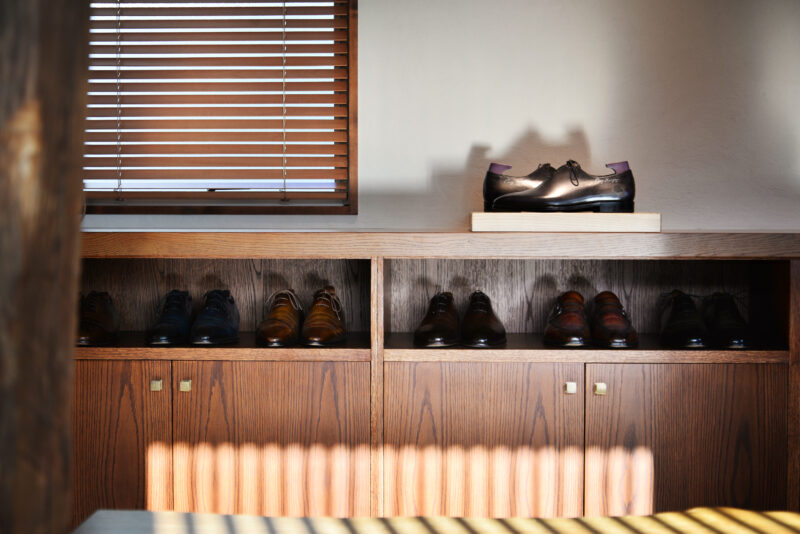 靴が映える木工家具