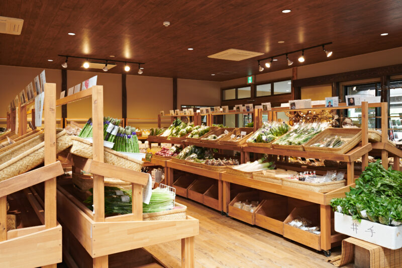 売店/産直　新鮮な野菜が並ぶ棚
