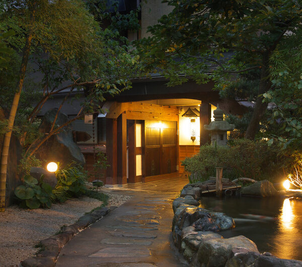 美しい日本庭園と趣ある入口