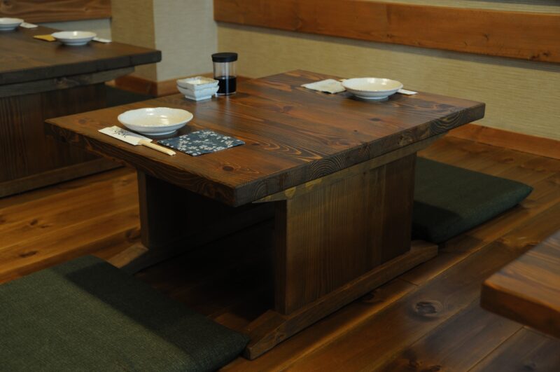 厚い天板の安定感あるテーブル
