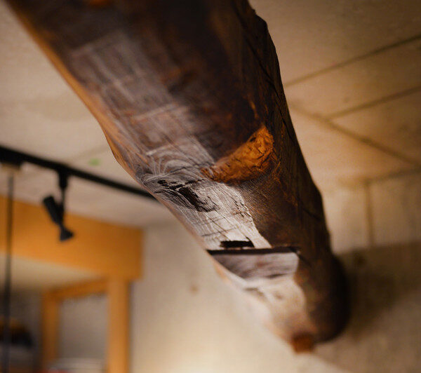 天井に古木を斜めに配置