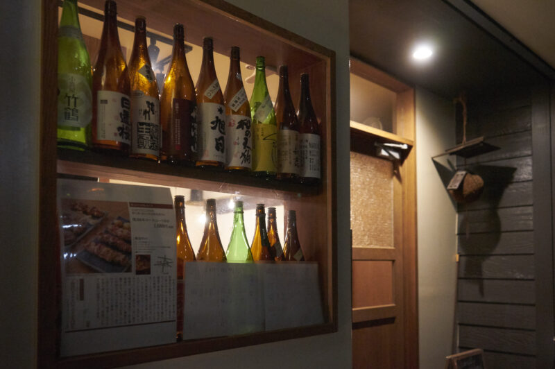 街ゆく人目を引く日本酒ディスプレイの外観