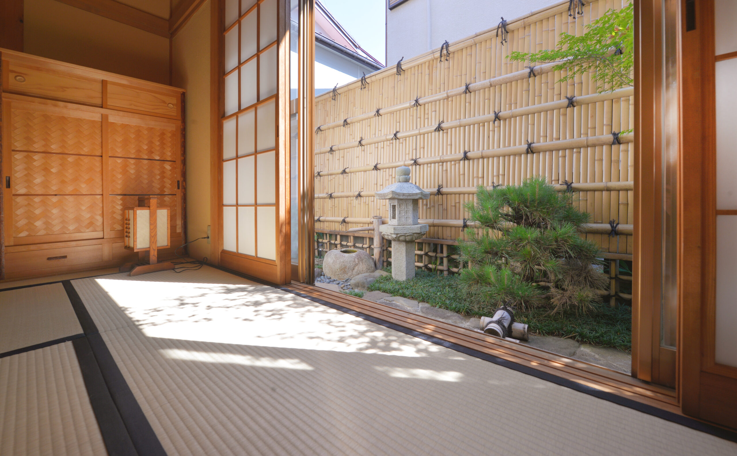 障子を開けると小さな日本庭園