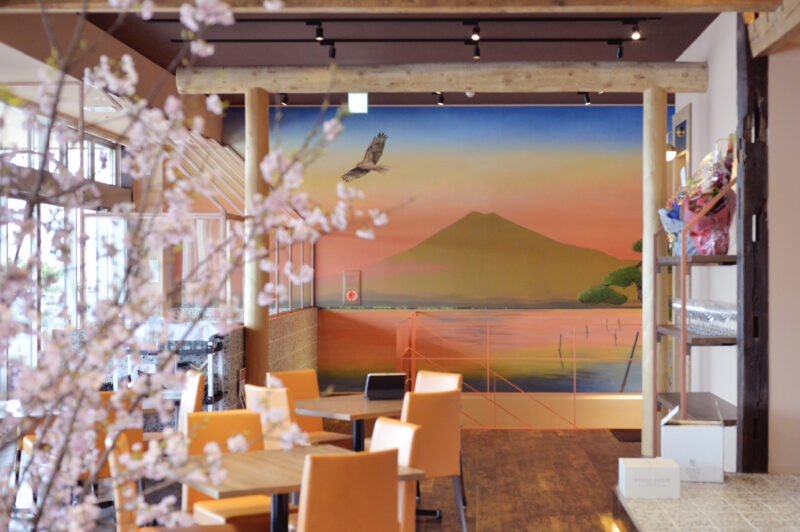 「ハレ」を演出する鳥居や富士山の壁画
