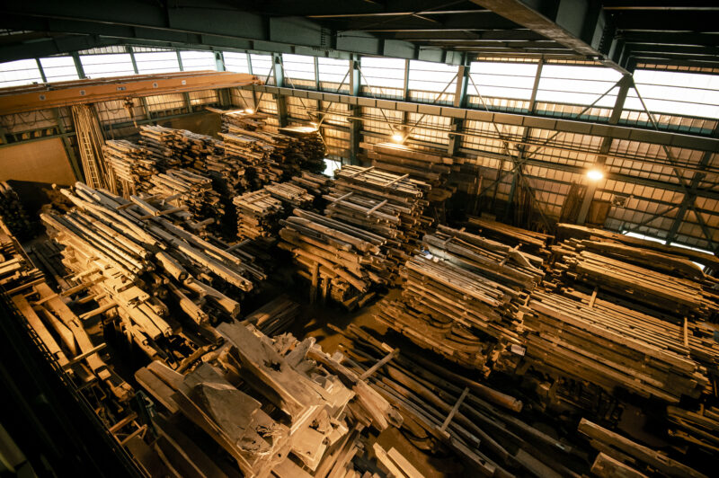 古木を常時5000本以上ストックする大町倉庫工場