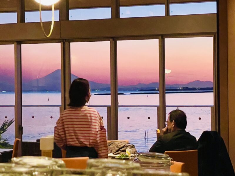 夕日に映える対岸の富士山という素晴らしい眺望