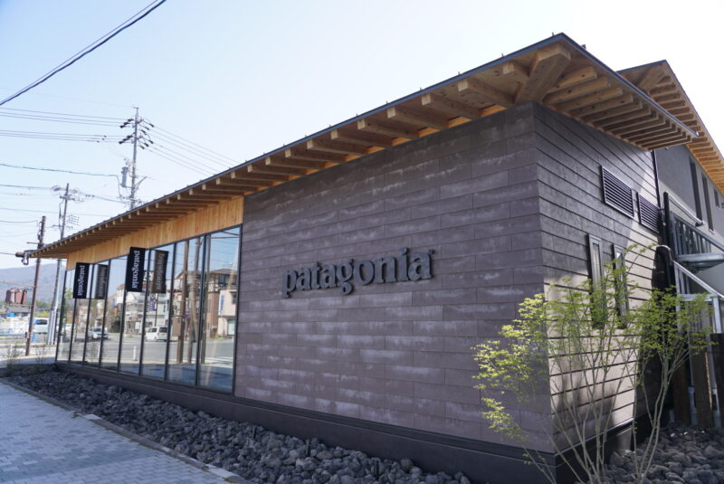 軽井沢の土地に調和する建築を目指した店舗