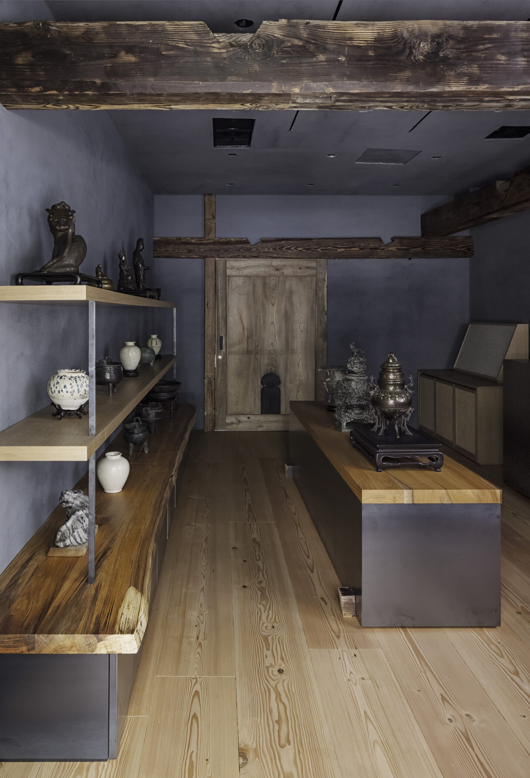 歴史を経た蔵戸と骨董品が織りなす時代の宝庫