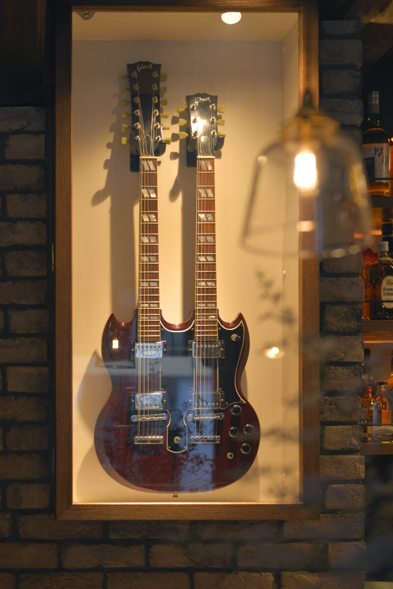 ジミー・ペイジモデルのギブソンギター。オーナーの愛情とロックへの敬意が溢れる演出