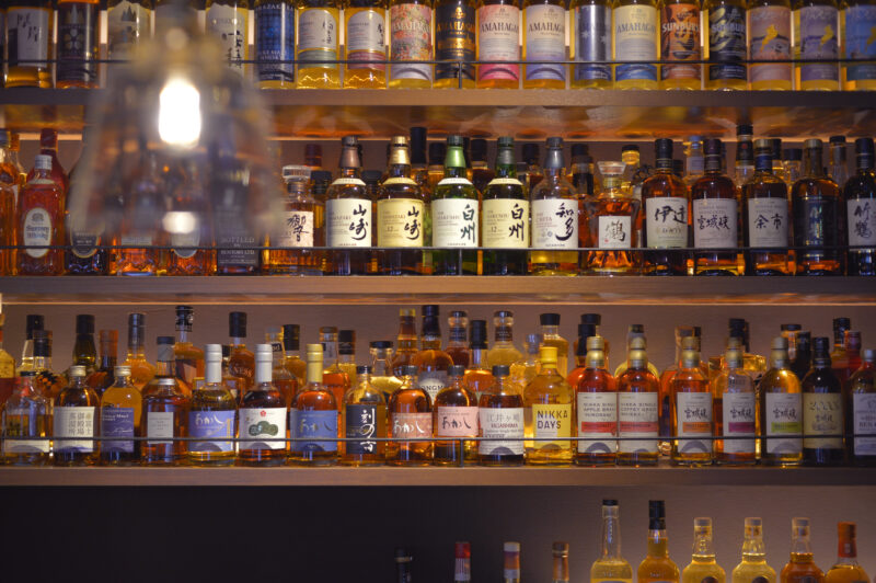 ウイスキー好きには、新しいウイスキーの発見や希少なボトルに出会う楽しみも味わえる場所