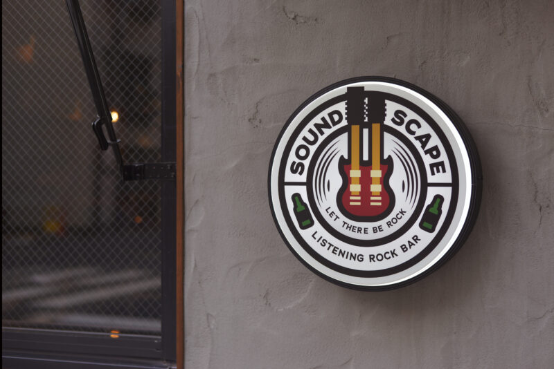 レコードを思わせるロゴデザインには、ダブルネックのギターやウイスキーボトルが描かれている