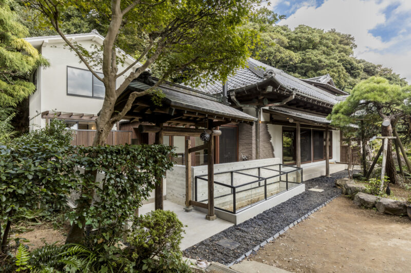 日本庭園の趣と歴史が彩る古民家の外観