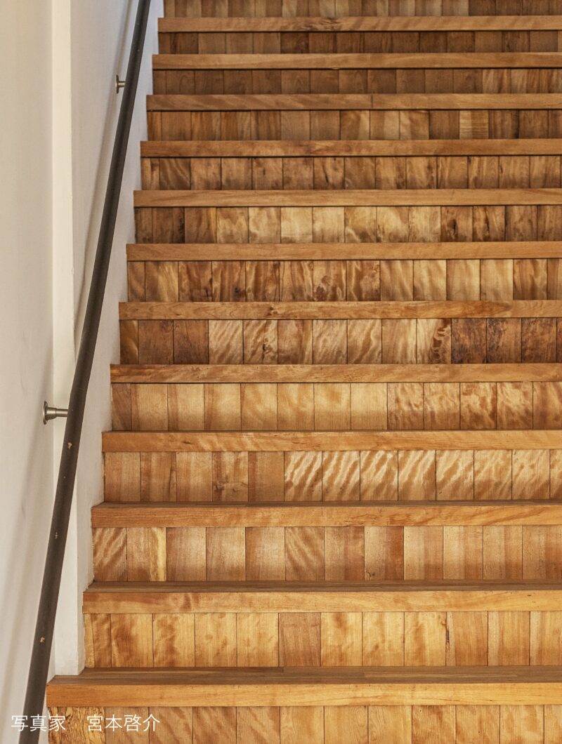 木の素材美が際立つ階段