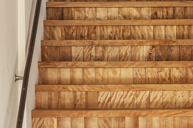 木の素材美が際立つ階段